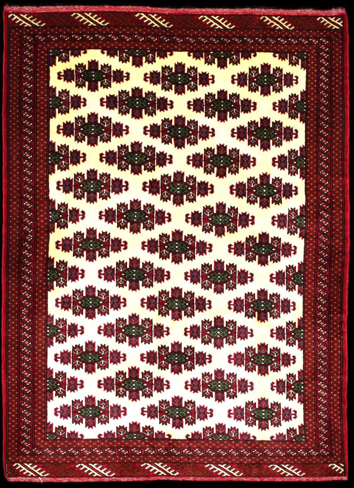alfombra persa de estilo turcomana en dimensiones 185 centímetros de largo por 132 centímetros de ancho con colores principalmente rojo y beige