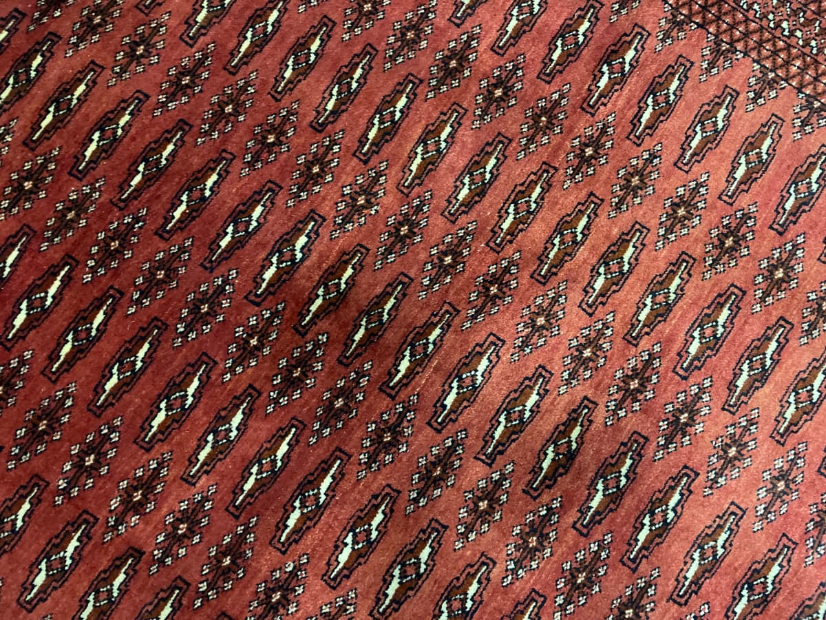 Tapis persan turkmène, oriental, 125x192 cm, principalement rouge — Gros plan de la texture