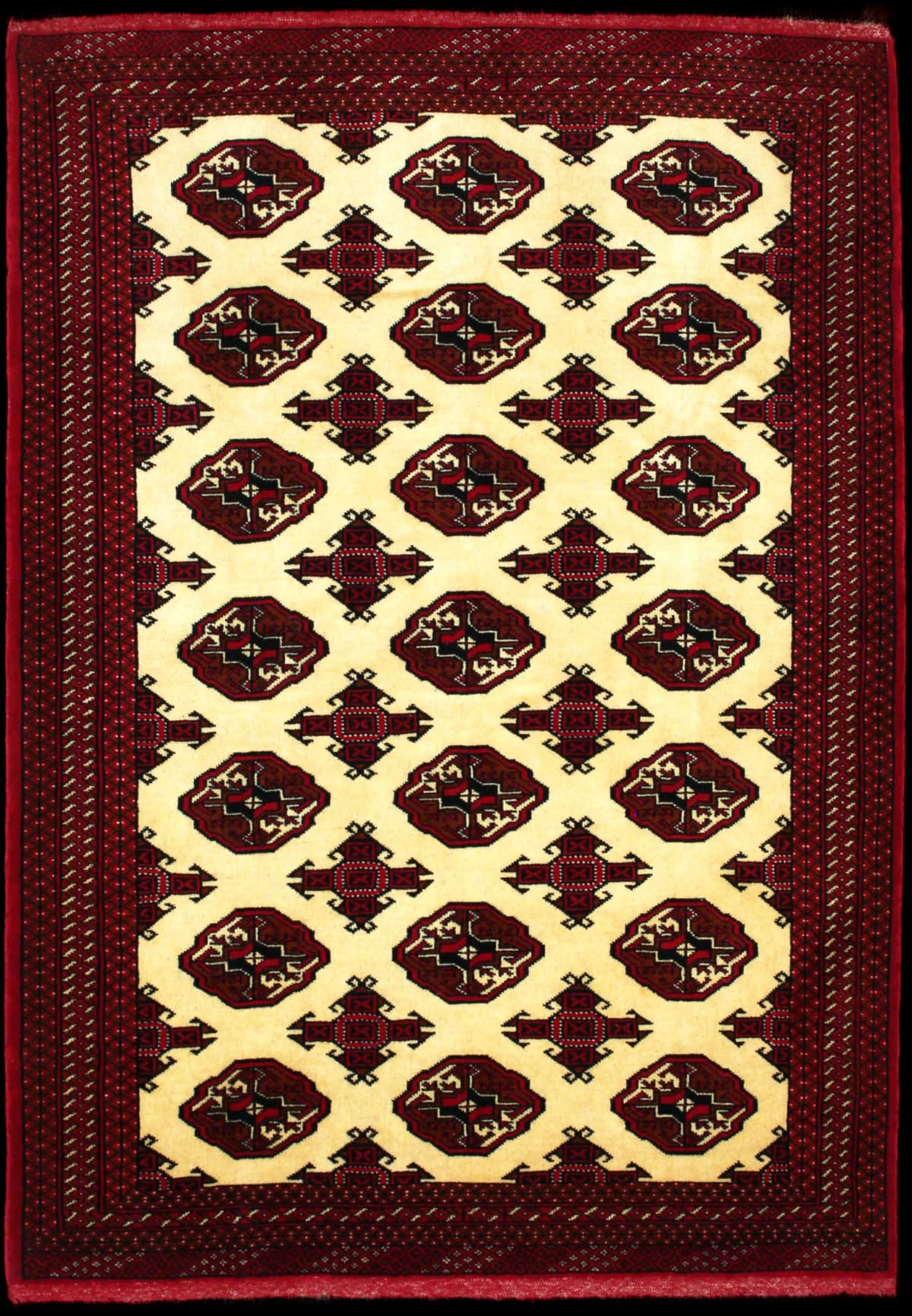 alfombra persa de estilo turcomana en dimensiones 196 centímetros de largo por 136 centímetros de ancho con colores principalmente beige y rojo