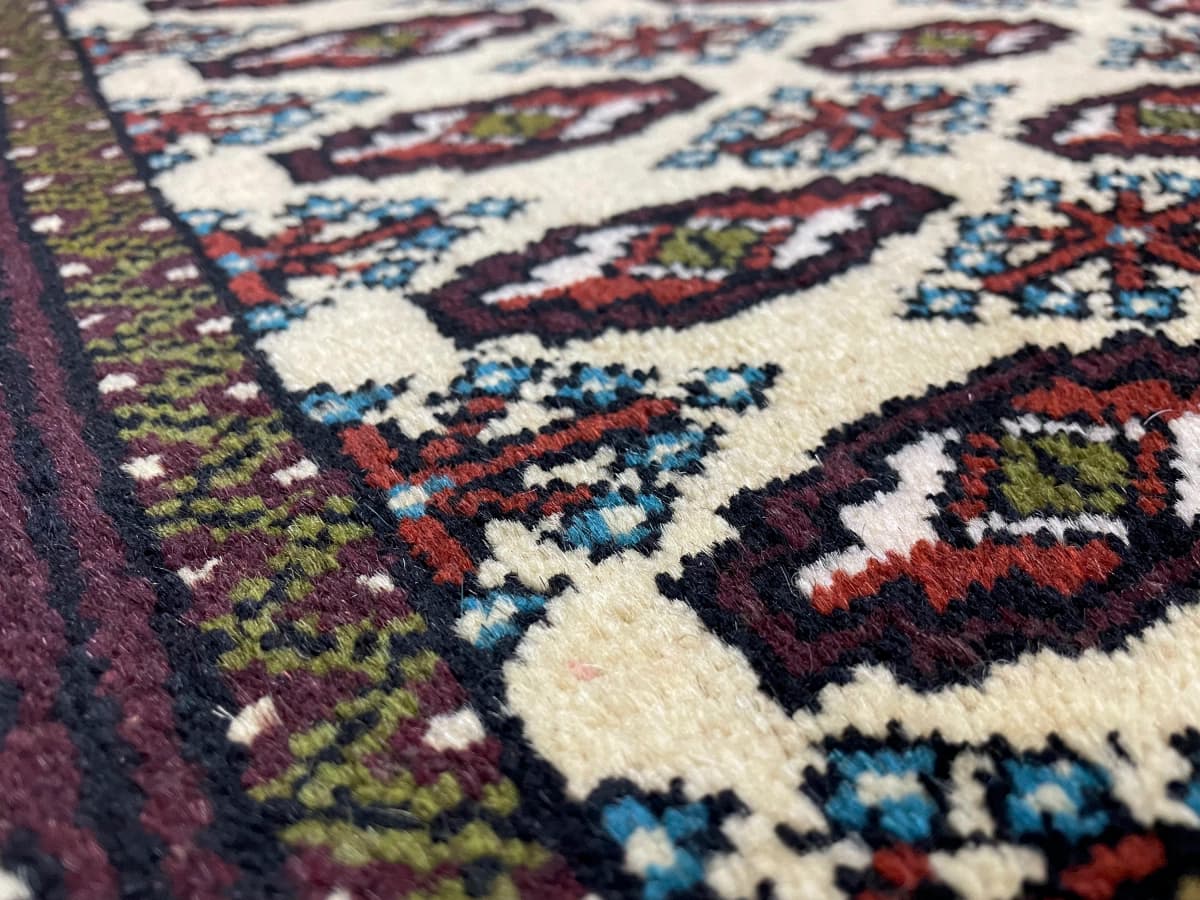 Perserteppich, orientalisch, 78x116 cm, überwiegend in Gelb — Nahaufnahme der Textur