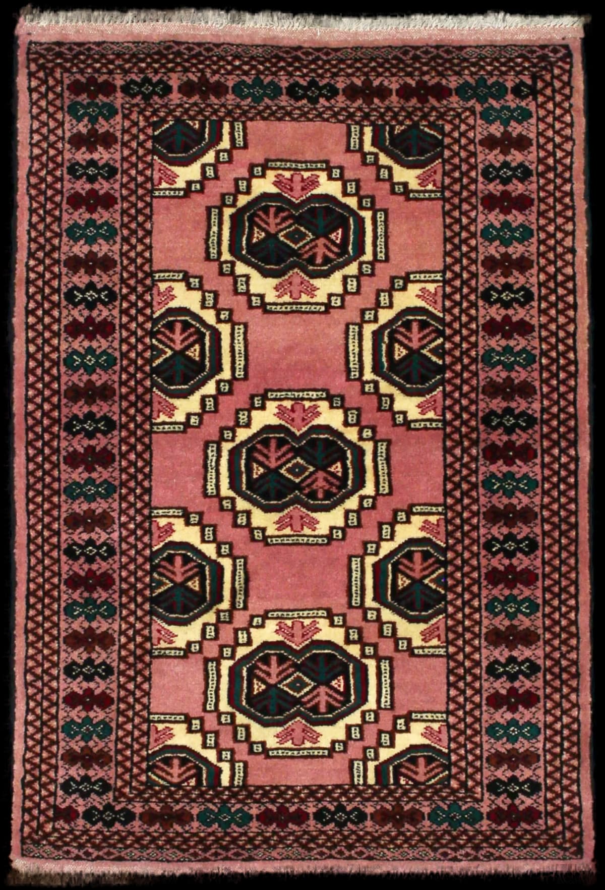 persischer Teppich im turkmenischer Stil in den Maßen 125 Zentimeter Länge mal 85 Zentimeter Breite mit überwiegend rosa Farben