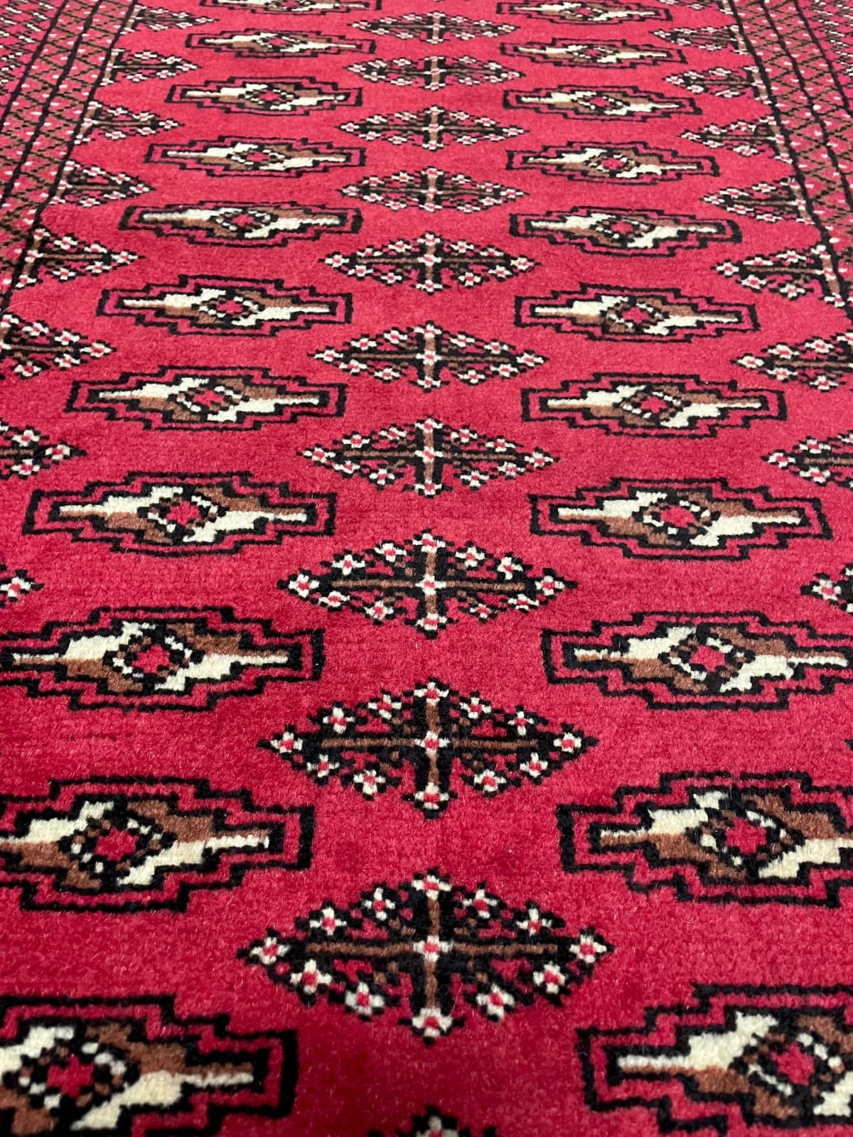 Alfombra persa turcomana, geométrica, 80x122 cm, principalmente en rojo — Primer plano de la textura