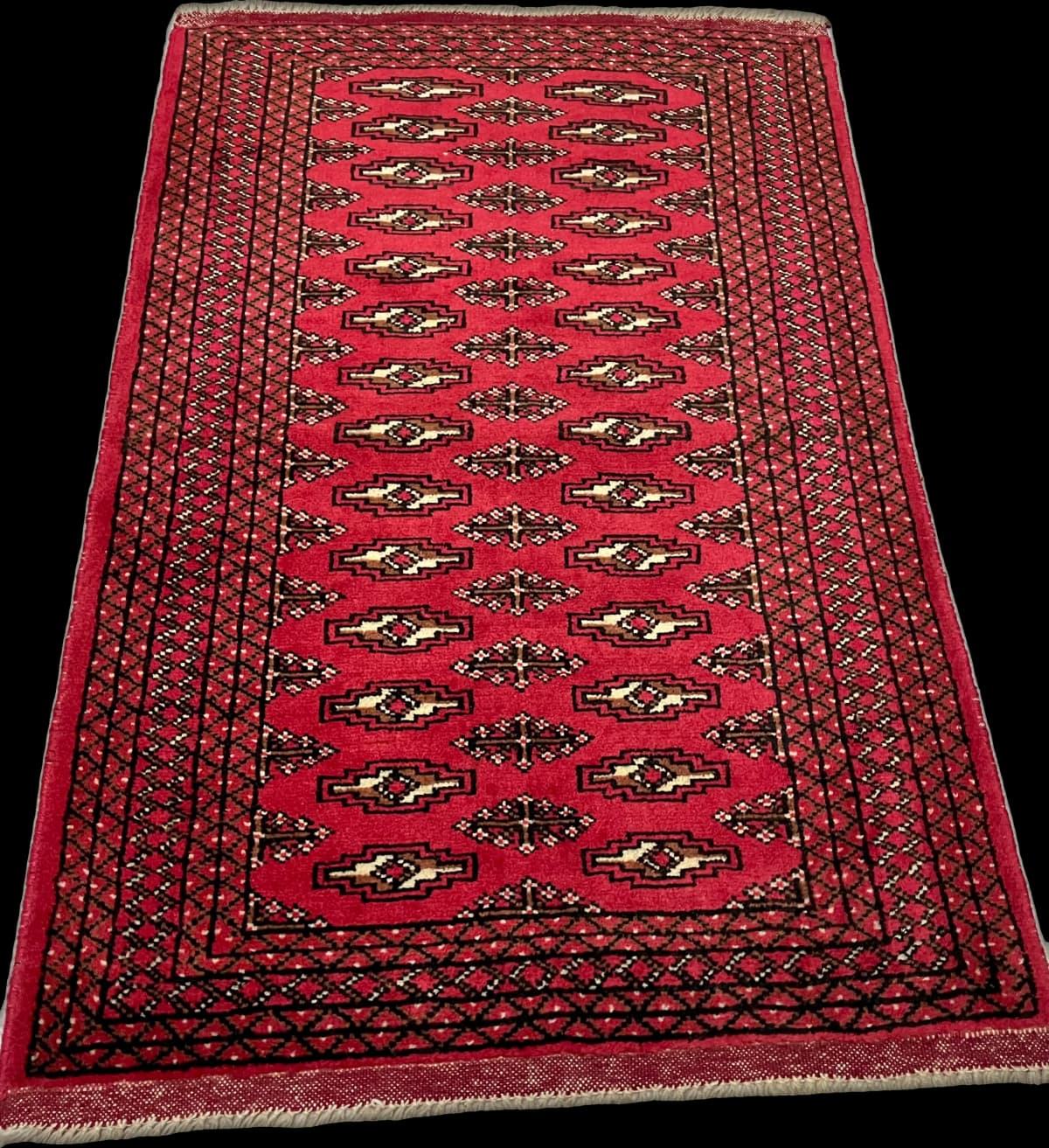 Alfombra persa turcomana, geométrica, 80x122 cm, principalmente en rojo — Perspectiva