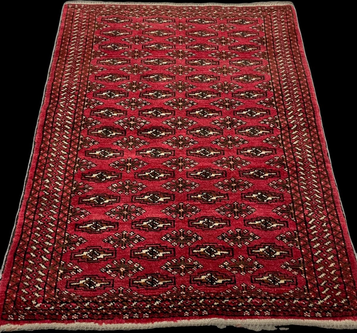 Perserteppich Turkmene, orientalisch, 83x110 cm, überwiegend in Rot — Perspektive