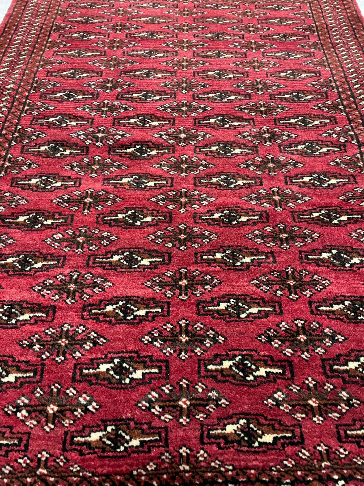 Perserteppich Turkmene, orientalisch, 83x110 cm, überwiegend in Rot — Perspektive