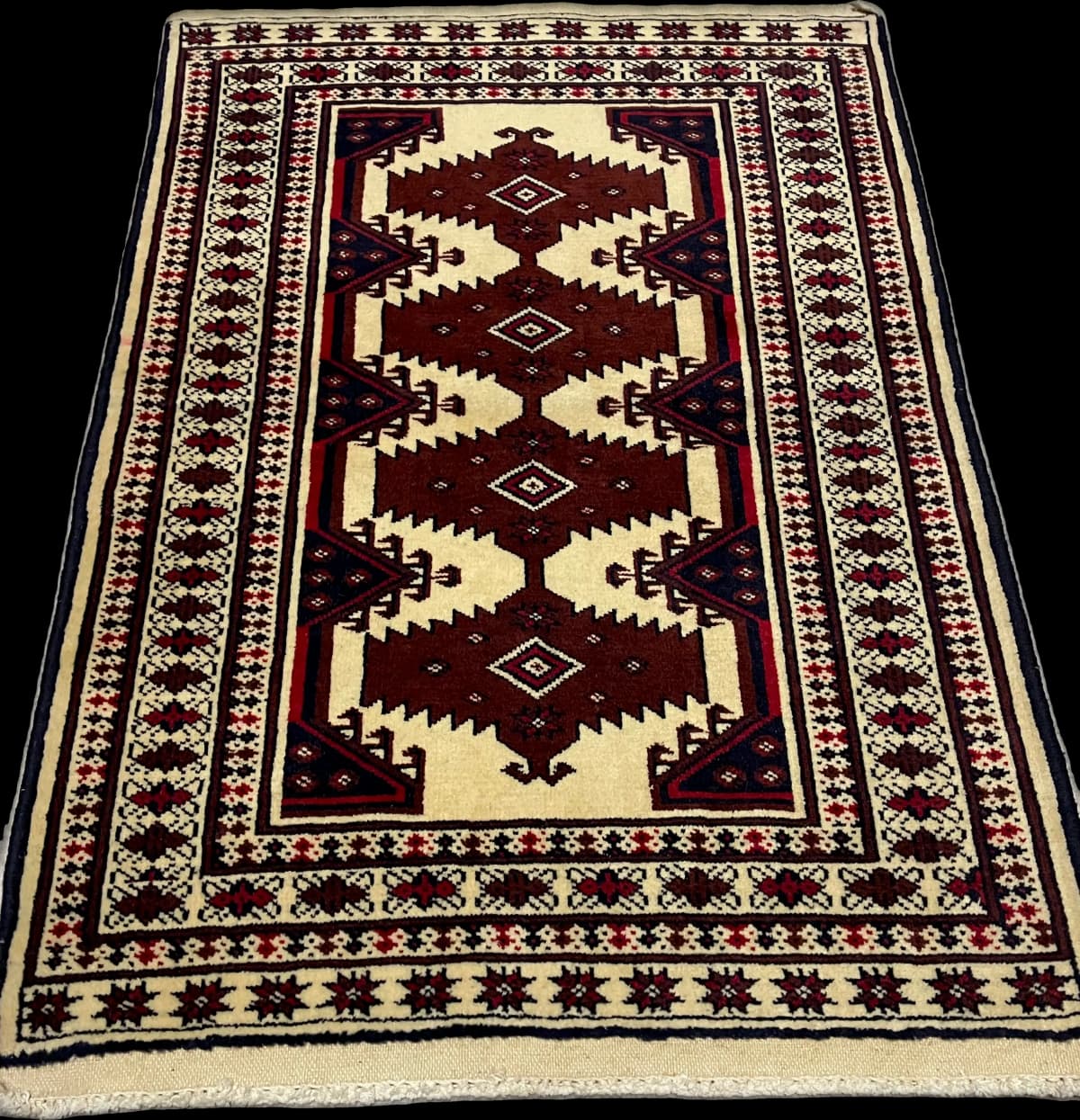 Perserteppich, geometrisch, 79x112 cm, überwiegend in Schwarz und Gelb — Perspektive