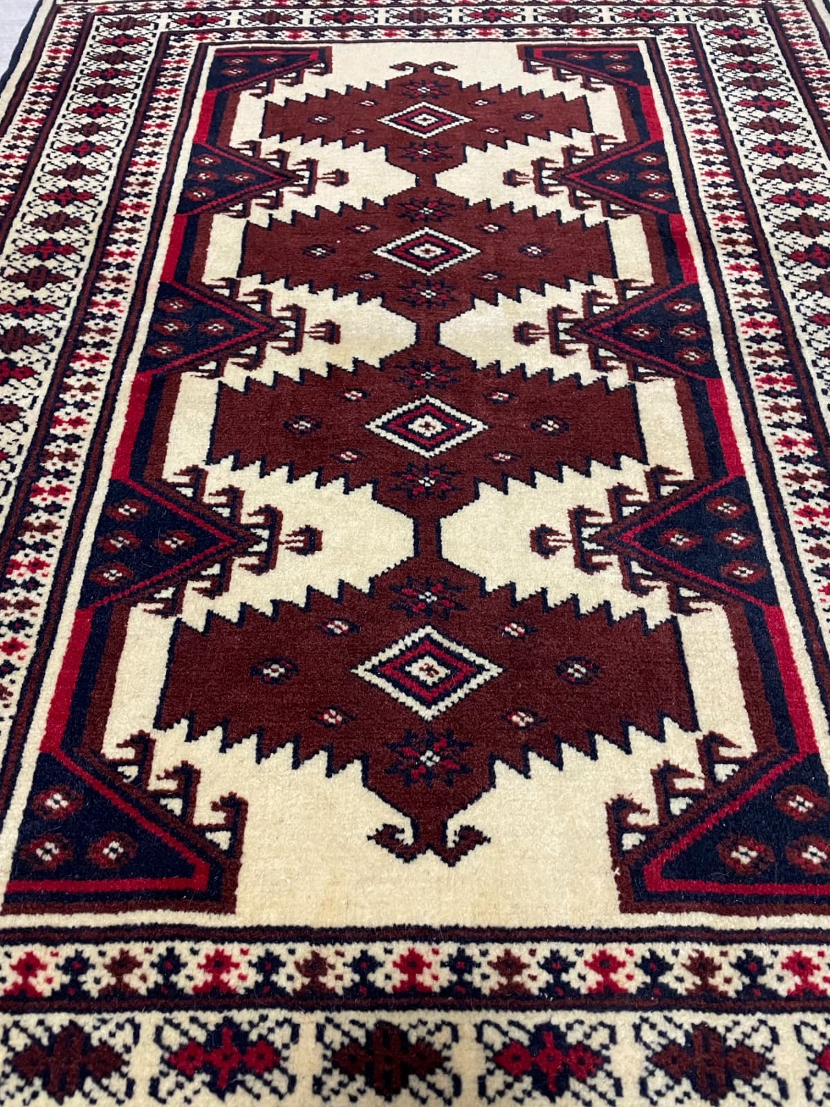 Perserteppich, geometrisch, 79x112 cm, überwiegend in Schwarz und Gelb — Perspektive