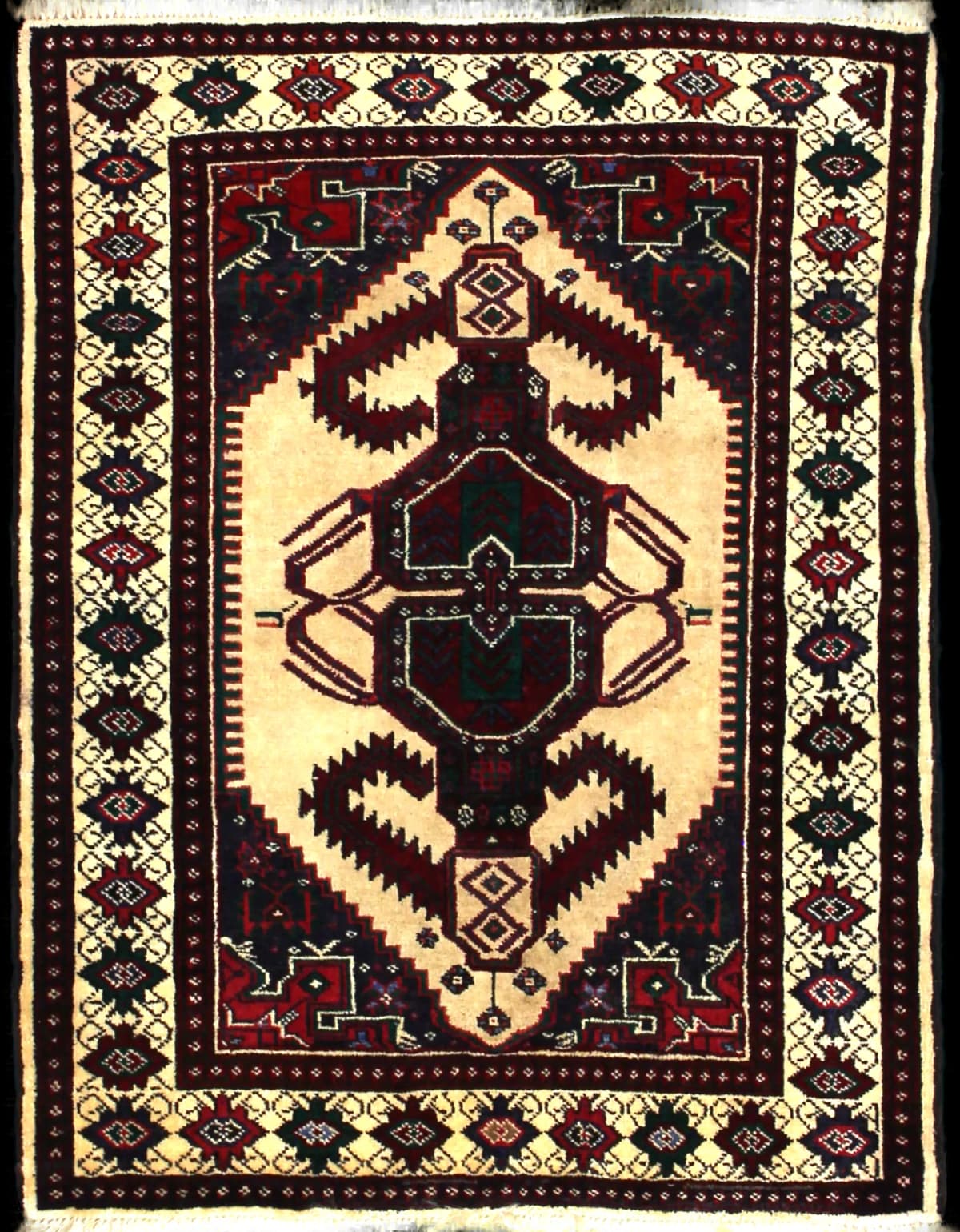 alfombra persa de estilo turcomana en dimensiones 113 centímetros de largo por 90 centímetros de ancho con colores principalmente beige y amarillo
