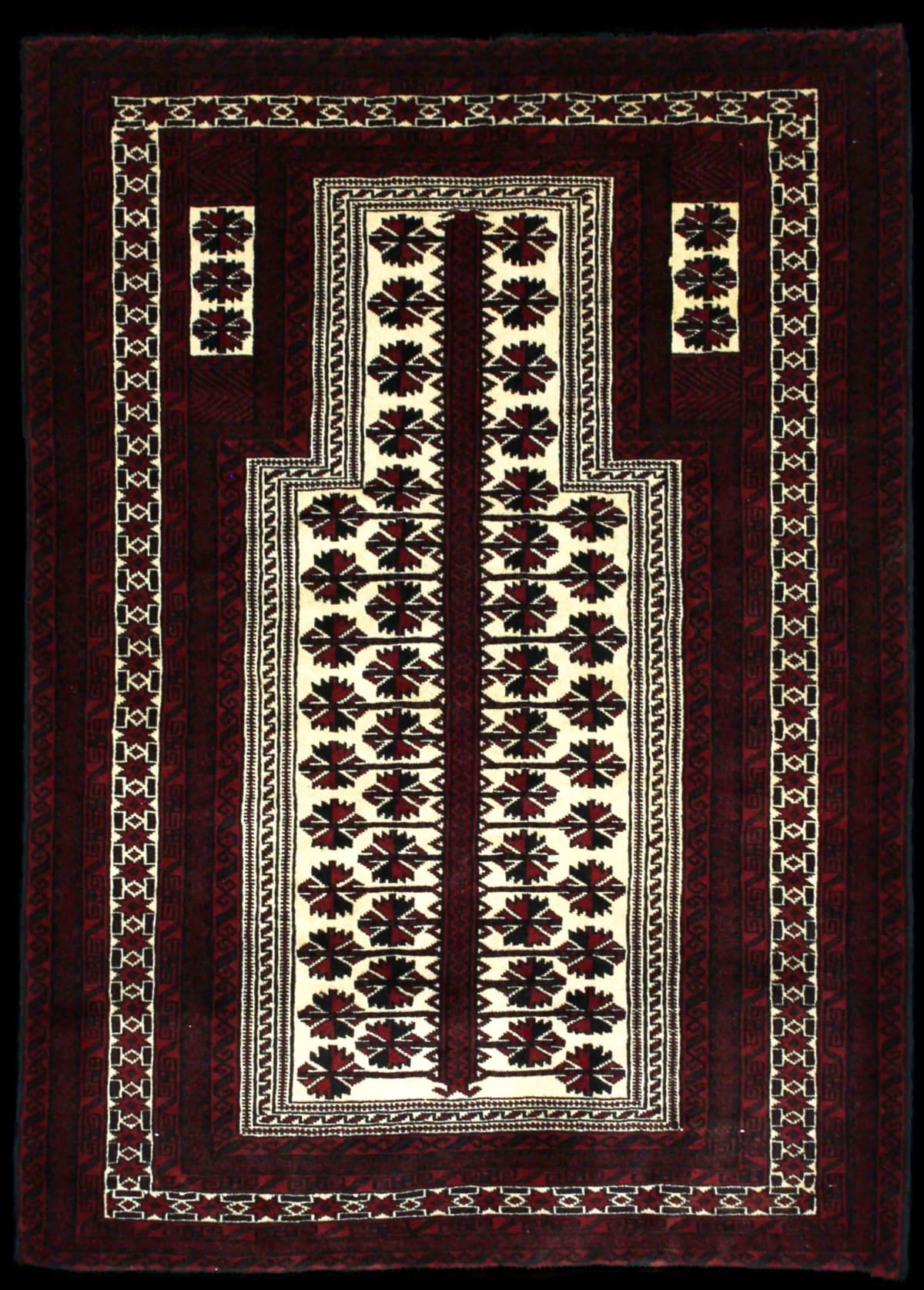 alfombra persa de estilo turcomana en dimensiones 150 centímetros de largo por 110 centímetros de ancho con colores principalmente rojo y negro
