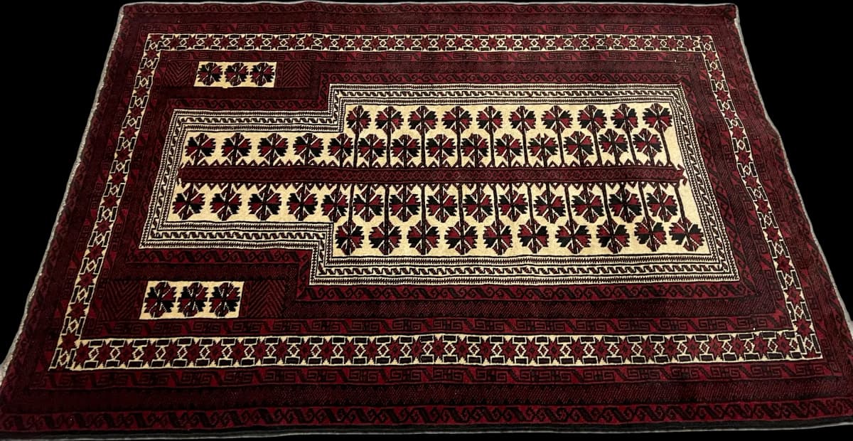Persischer Gebetsteppich Turkmene, 110x150 cm, überwiegend in Rot und Schwarz — Perspektive