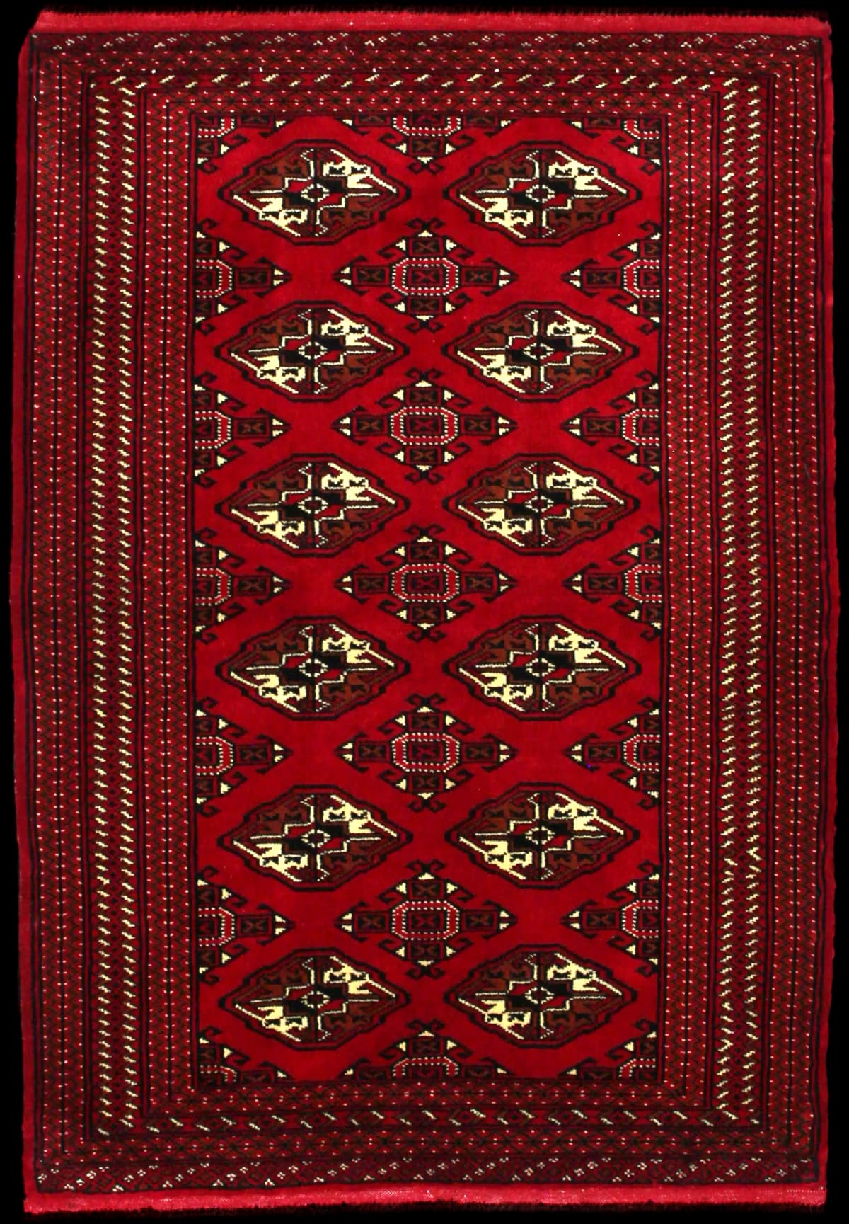 persischer Teppich im Turkmene Stil in den Maßen 150 Zentimeter Länge mal 103 Zentimeter Breite mit überwiegend Rot Farben