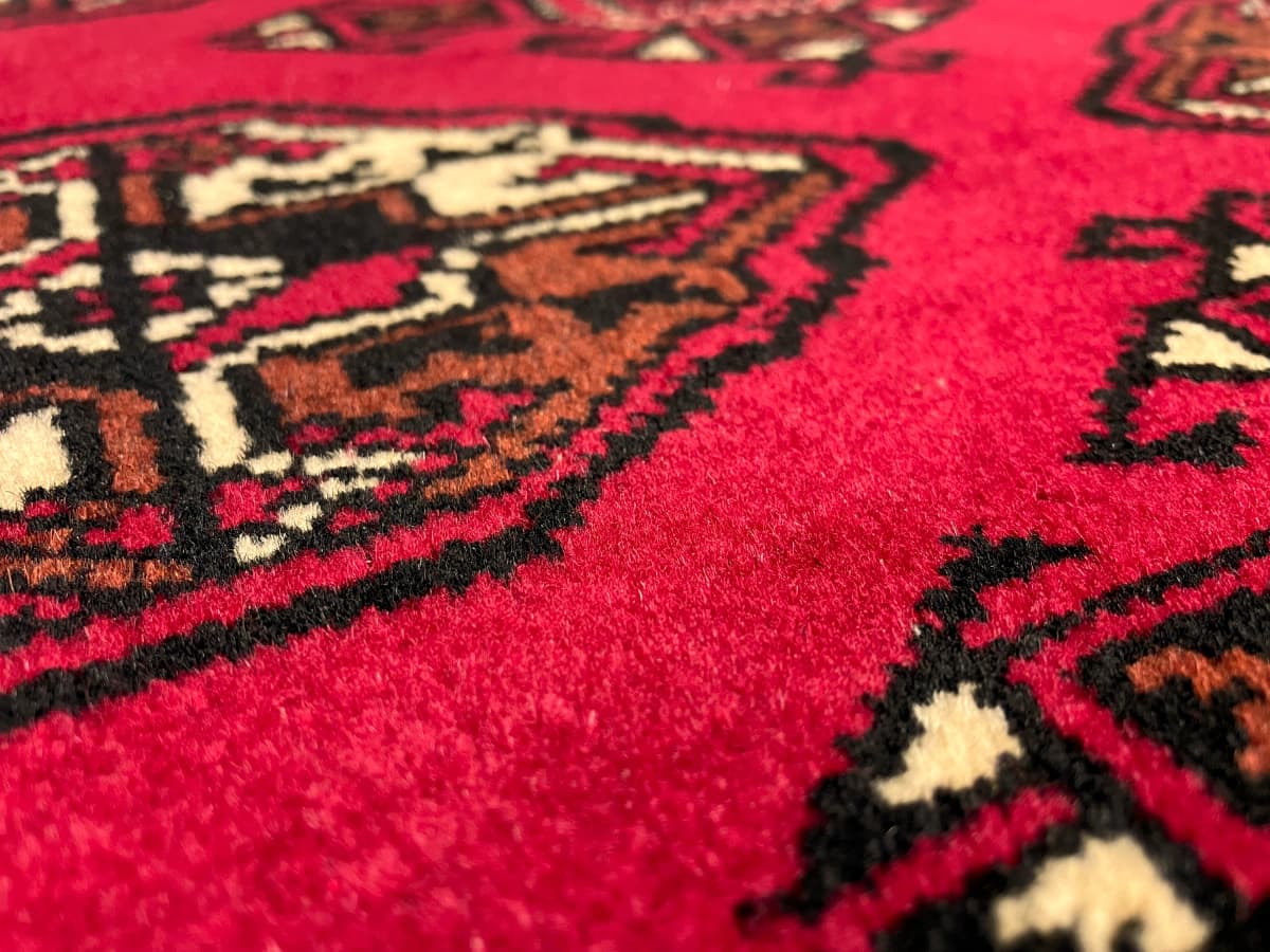 Perserteppich Turkmene, orientalisch, 103x150 cm, überwiegend in Rot — Nahaufnahme der Textur
