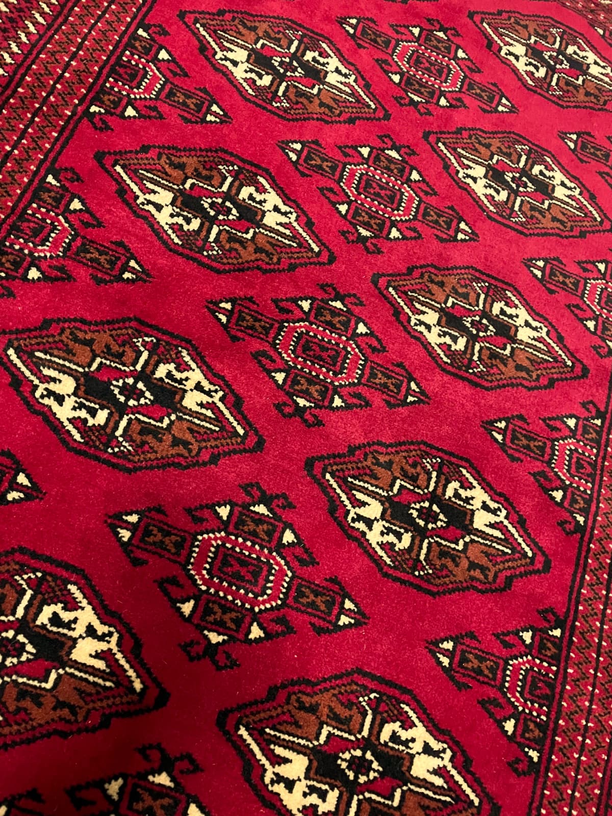 Perserteppich Turkmene, orientalisch, 103x150 cm, überwiegend in Rot — Nahaufnahme der Textur