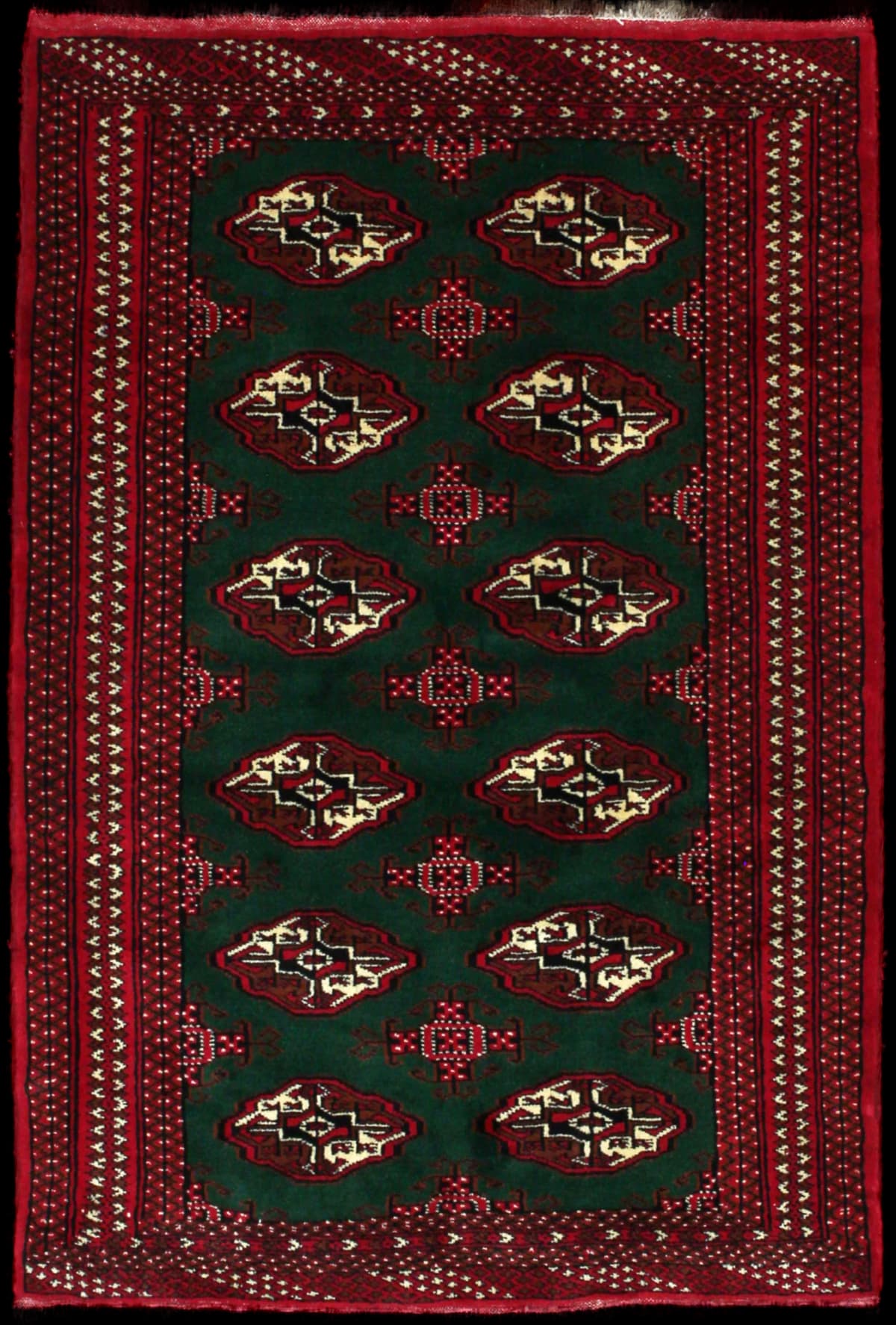 alfombra persa de estilo turcomana en dimensiones 145 centímetros de largo por 97 centímetros de ancho con colores principalmente verde