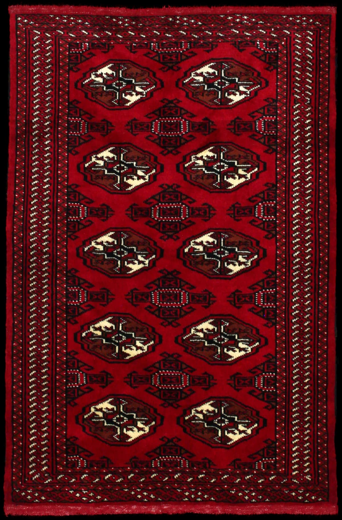 alfombra persa de estilo turcomana en dimensiones 149 centímetros de largo por 98 centímetros de ancho con colores principalmente rojo