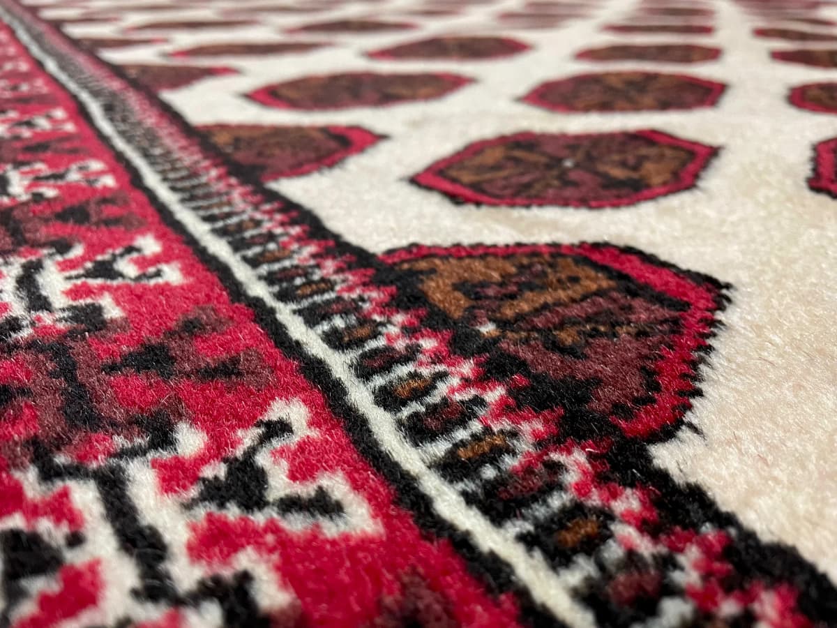 Perserteppich Turkmene, orientalisch, 105x165 cm, überwiegend in Beige und Braun — Nahaufnahme der Textur