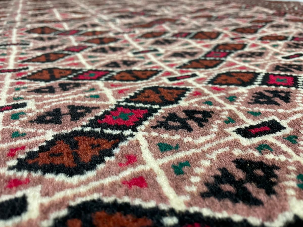 Perserteppich Turkmene, orientalisch, 98x142 cm, überwiegend in Braun — Nahaufnahme der Textur