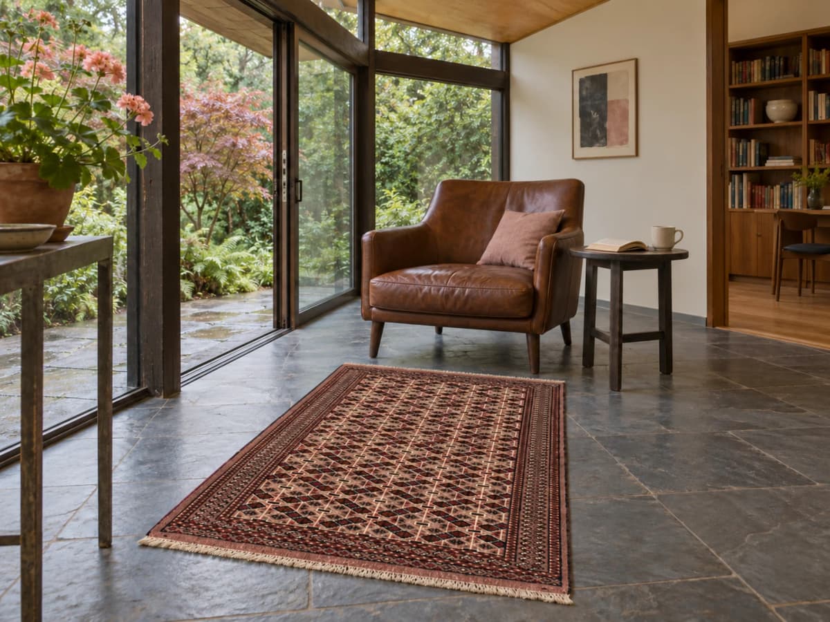 Perserteppich Turkmene, orientalisch, 98x142 cm, überwiegend in Braun — Im Raum