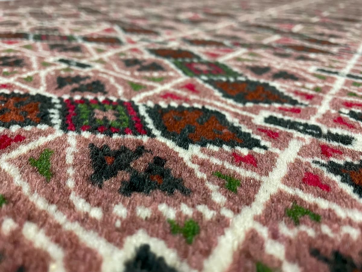 Perserteppich Turkmene, orientalisch, 97x153 cm, überwiegend in Braun — Nahaufnahme der Textur
