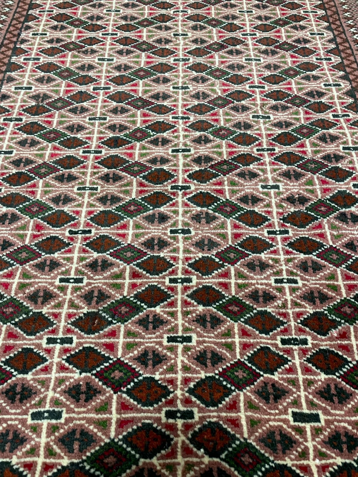 Perserteppich Turkmene, orientalisch, 97x153 cm, überwiegend in Braun — Nahaufnahme der Textur