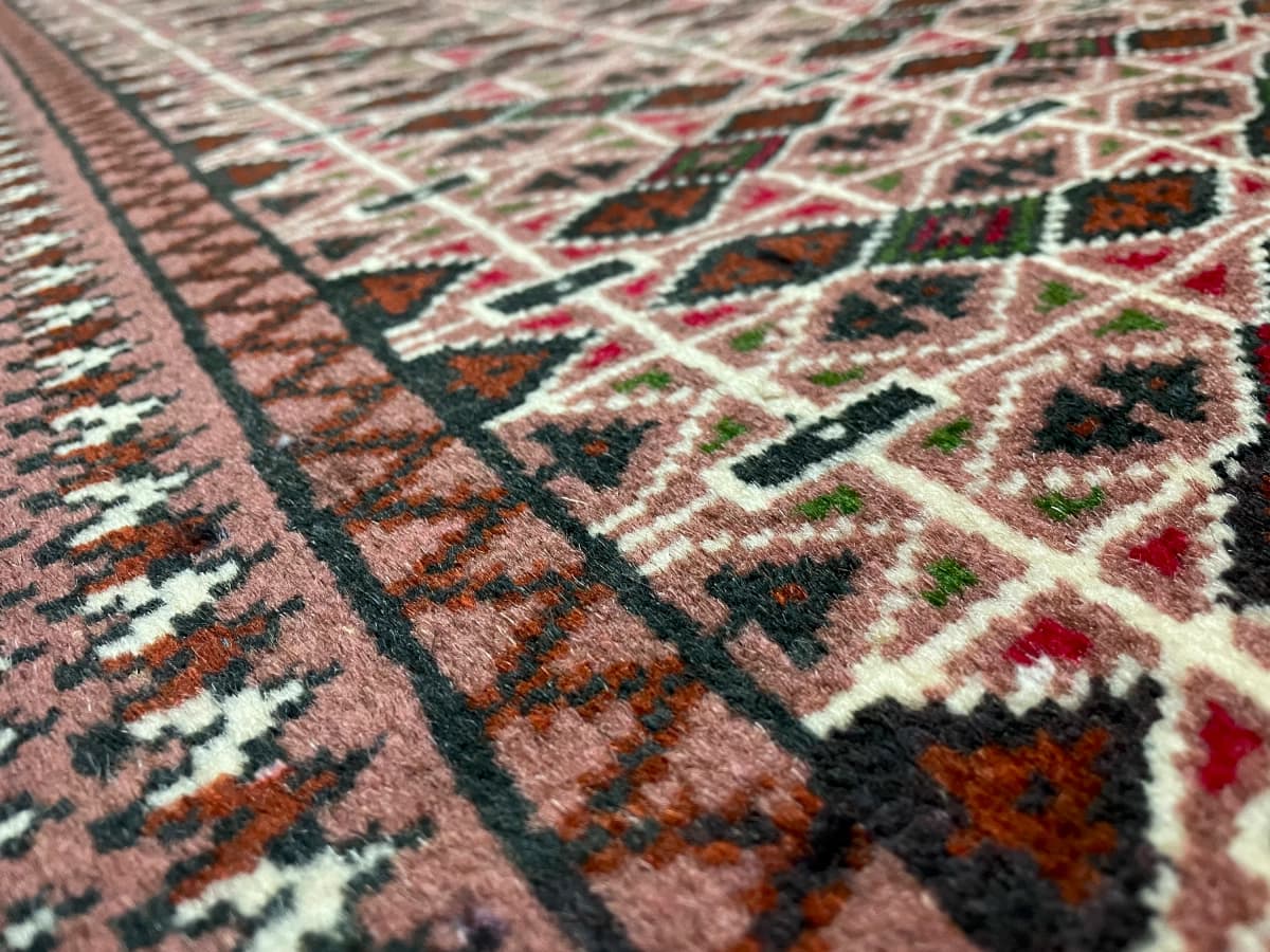 Perserteppich Turkmene, orientalisch, 97x153 cm, überwiegend in Braun — Nahaufnahme der Textur
