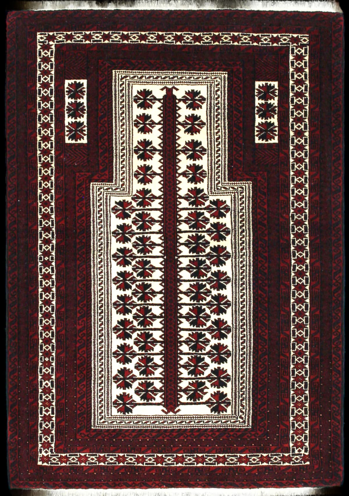 alfombra persa de estilo turcomana en dimensiones 158 centímetros de largo por 106 centímetros de ancho con colores principalmente rojo
