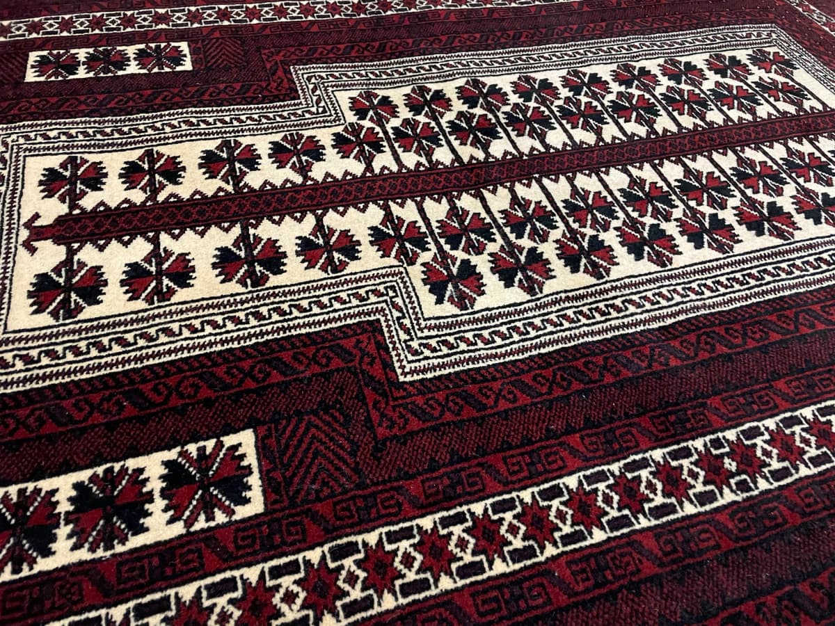 Perserteppich Turkmene, orientalisch, 106x158 cm, überwiegend in Rot und Schwarz — Nahaufnahme der Textur