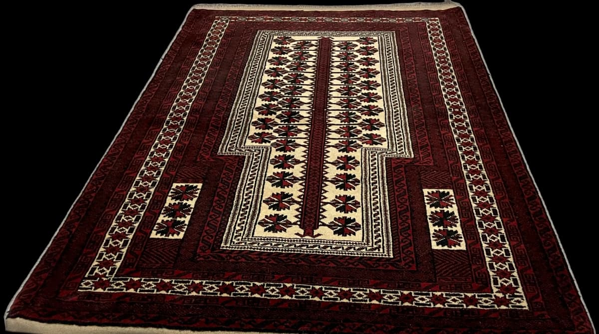 Perserteppich Turkmene, orientalisch, 106x158 cm, überwiegend in Rot und Schwarz — Perspektive