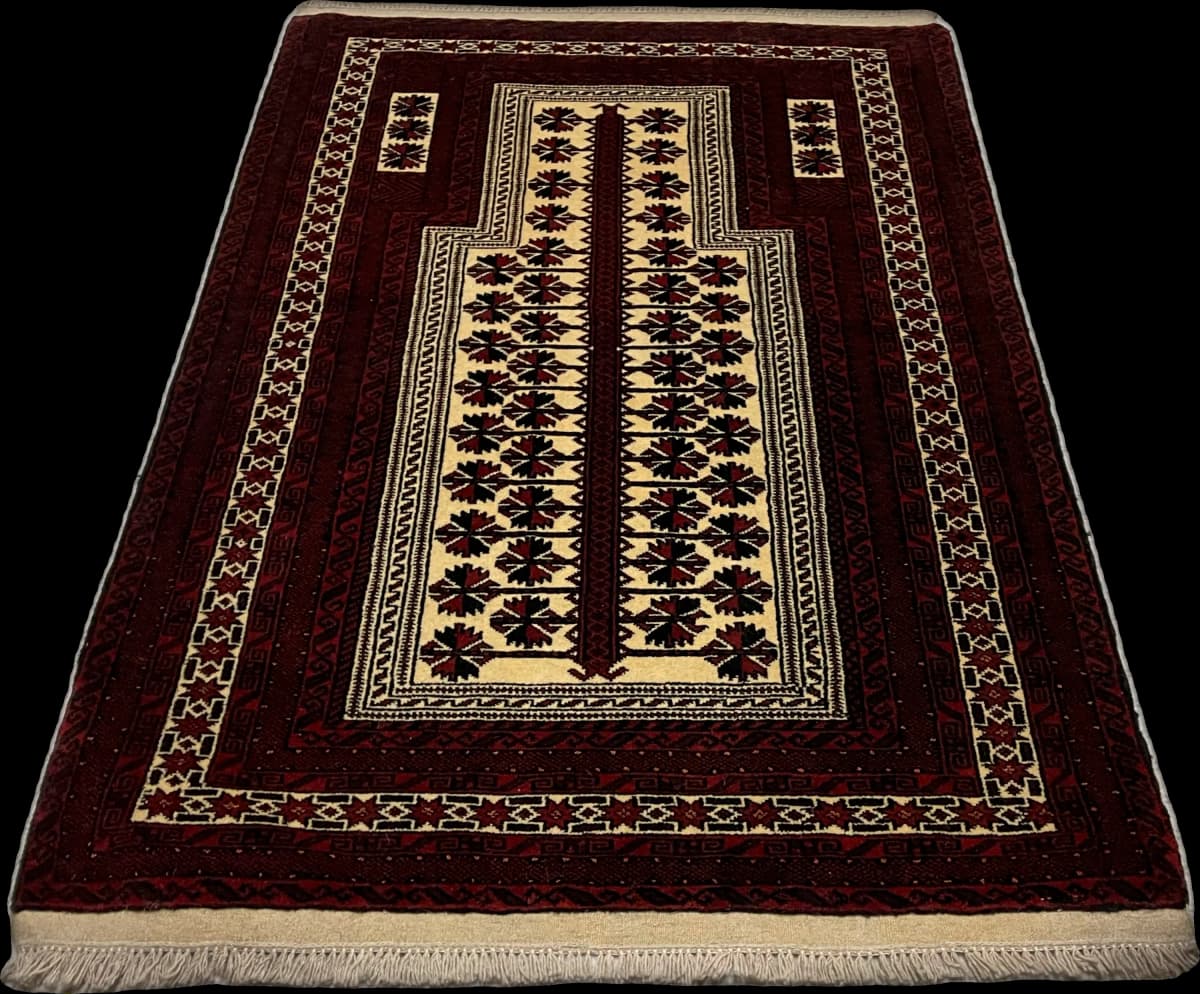 Perserteppich Turkmene, orientalisch, 106x158 cm, überwiegend in Rot und Schwarz — Perspektive