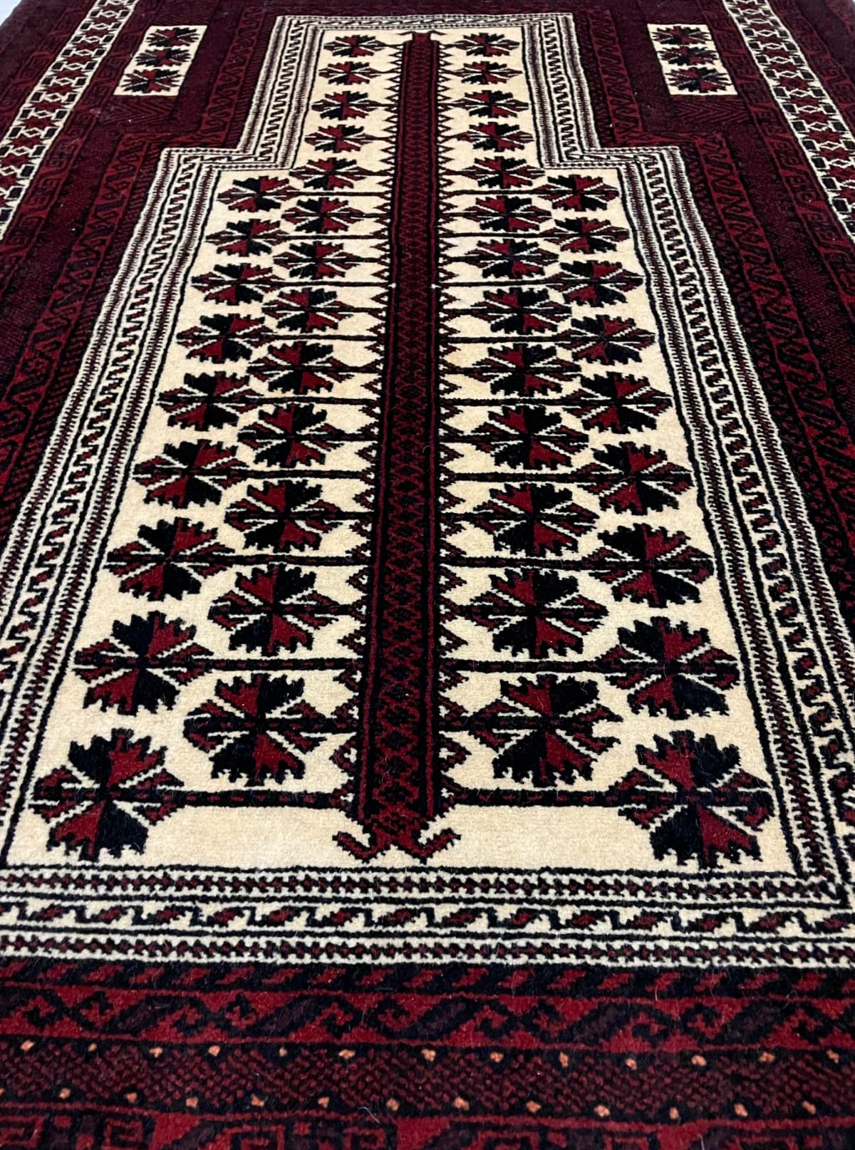 Perserteppich Turkmene, orientalisch, 106x158 cm, überwiegend in Rot und Schwarz — Perspektive