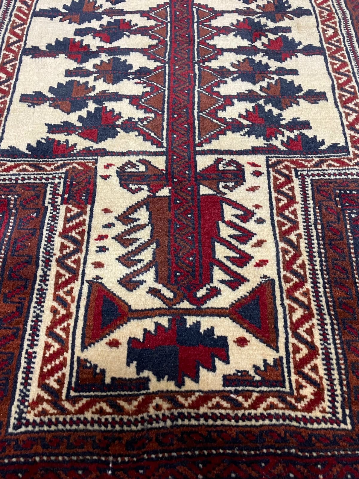 Tapis de prière persan turkmène, 115x160 cm, principalement rouge — Gros plan de la texture