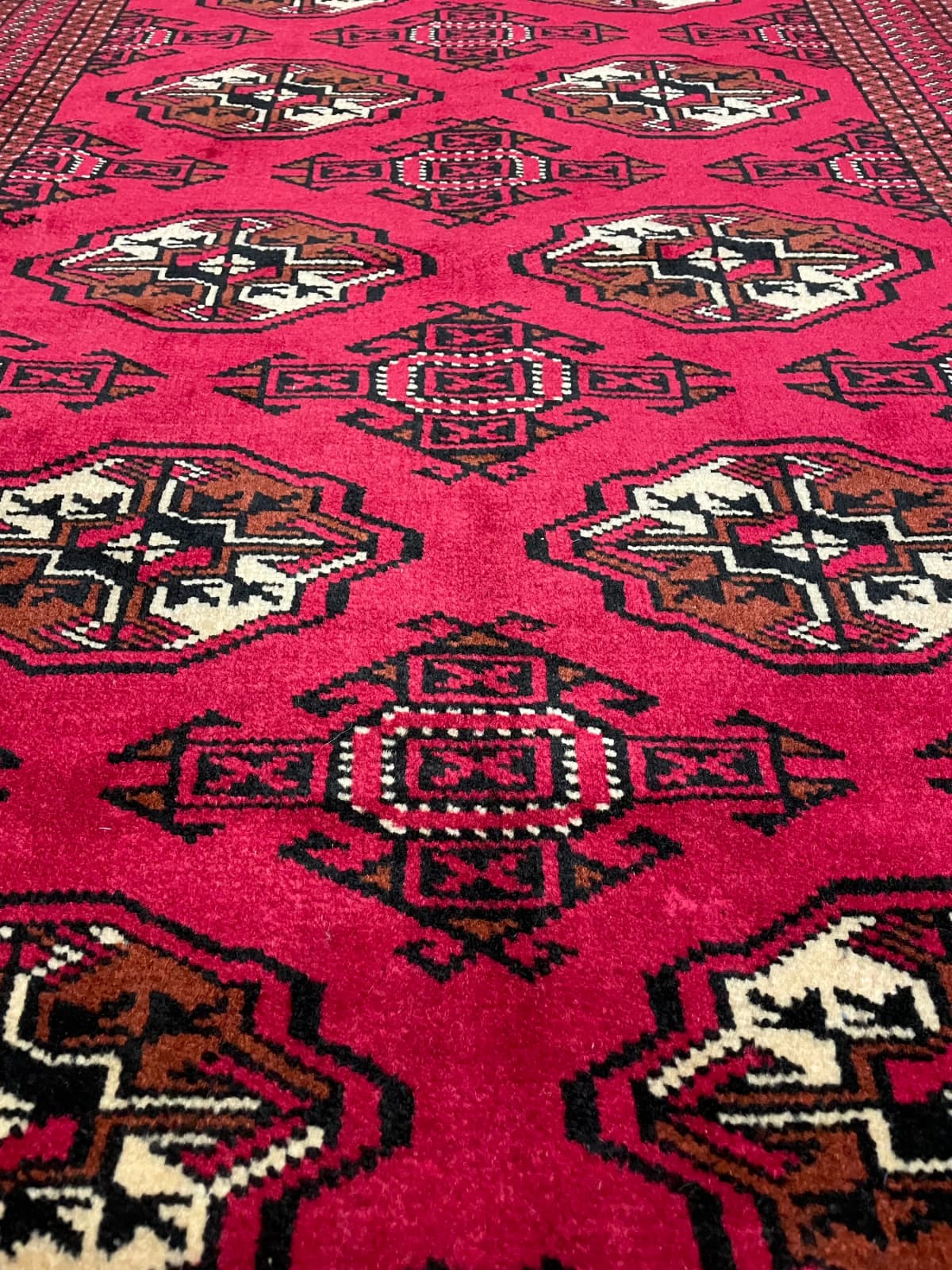 Perserteppich Turkmene, orientalisch, 98x147 cm, überwiegend in Rot — Nahaufnahme der Textur