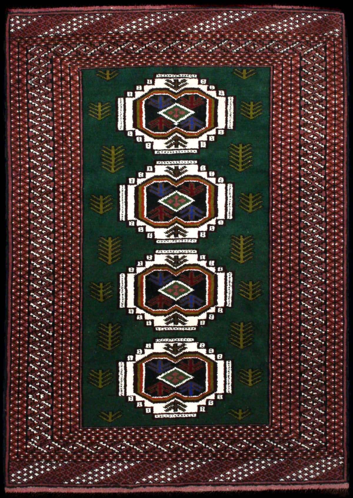 alfombra persa de estilo turcomana en dimensiones 145 centímetros de largo por 100 centímetros de ancho con colores principalmente verde