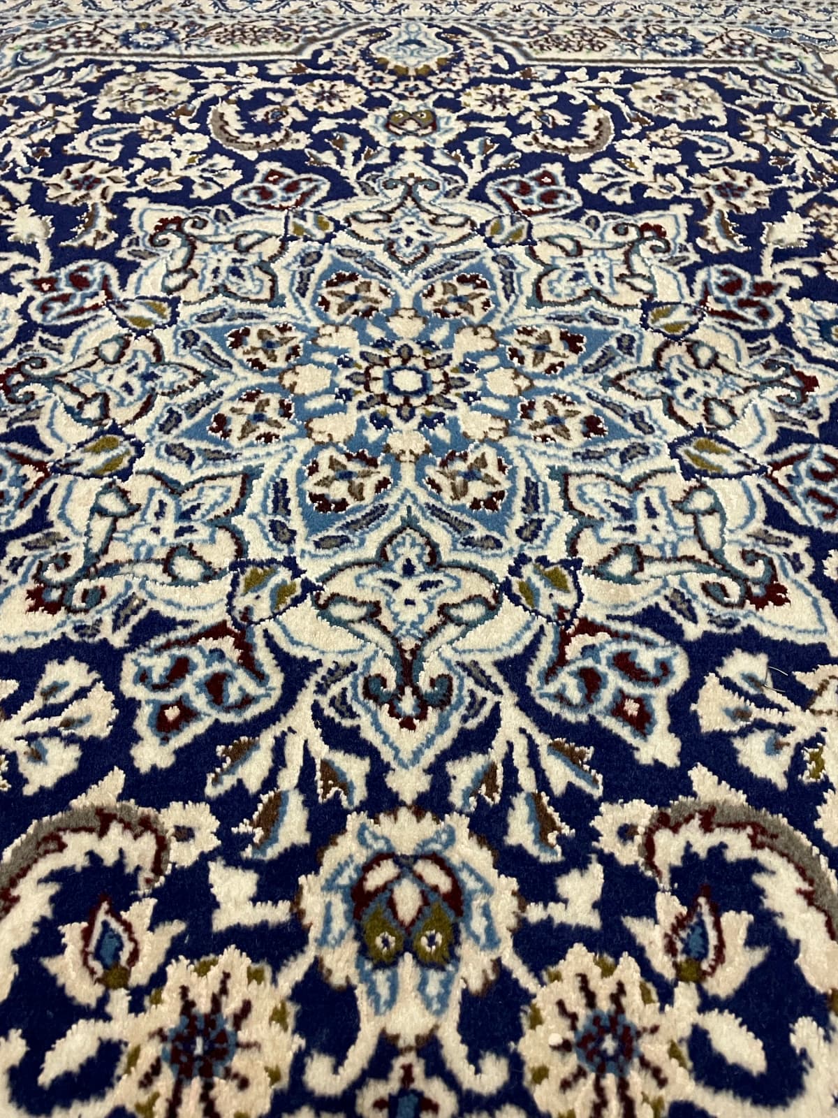 Tapis persan Nain, oriental, 195x202 cm, principalement bleu et blanc — Gros plan de la texture