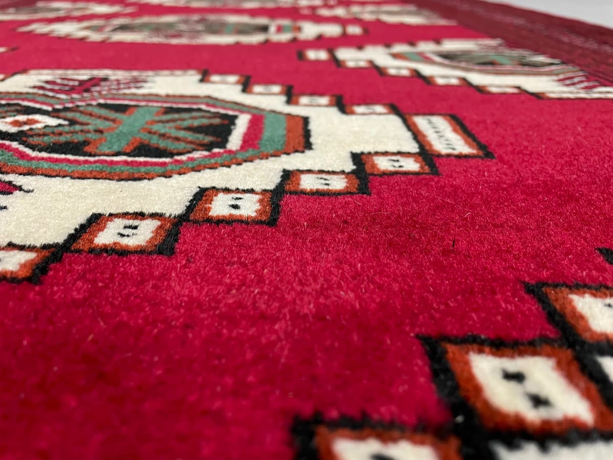 Perserteppich Turkmene, orientalisch, 105x147 cm, überwiegend in Rot — Nahaufnahme der Textur