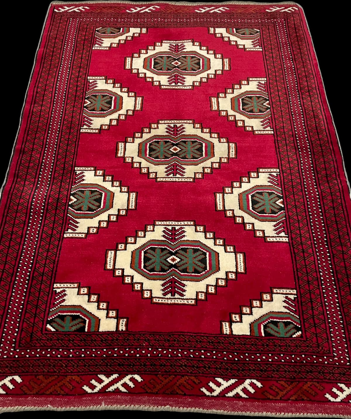 Perserteppich Turkmene, orientalisch, 105x147 cm, überwiegend in Rot — Perspektive