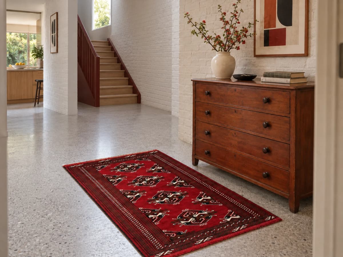 Perserteppich Turkmene, orientalisch, 98x150 cm, überwiegend in Rot — Im Raum