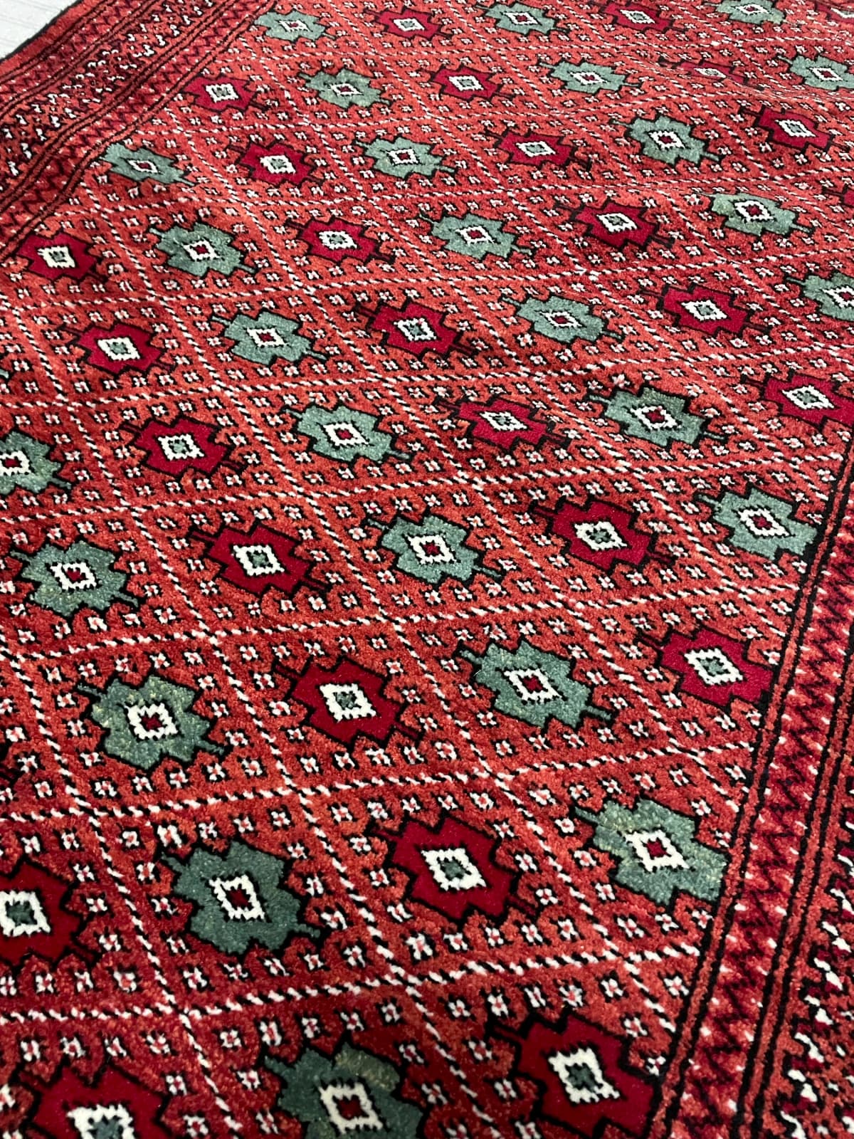 Tapis persan turkmène, oriental, 102x150 cm, principalement marron et rouge — Gros plan de la texture