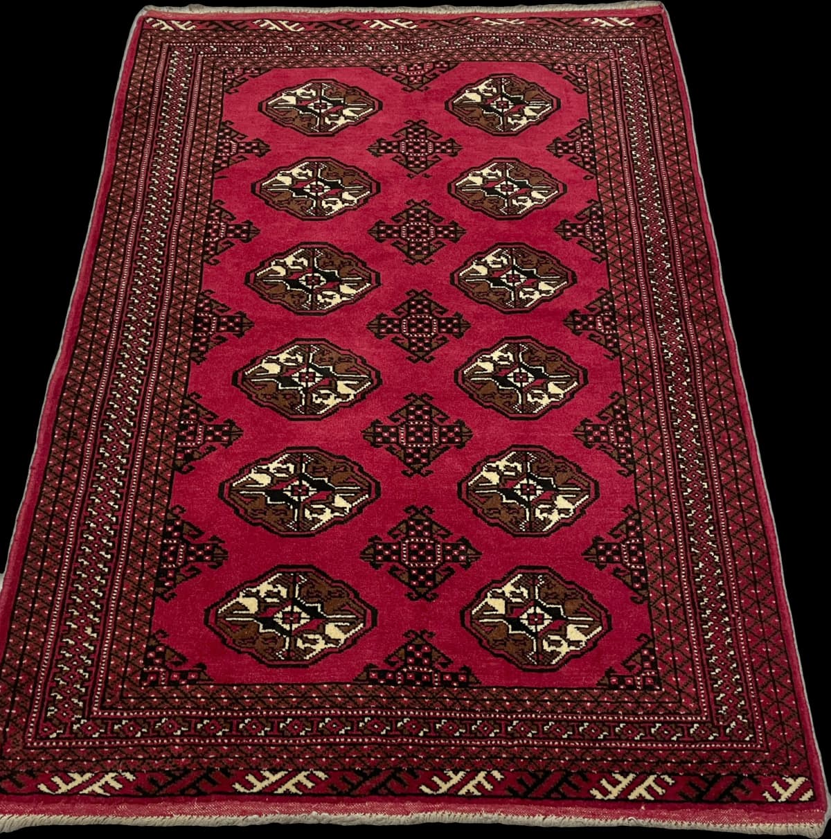 Perserteppich Turkmene, orientalisch, 104x150 cm, überwiegend in Rot — Perspektive