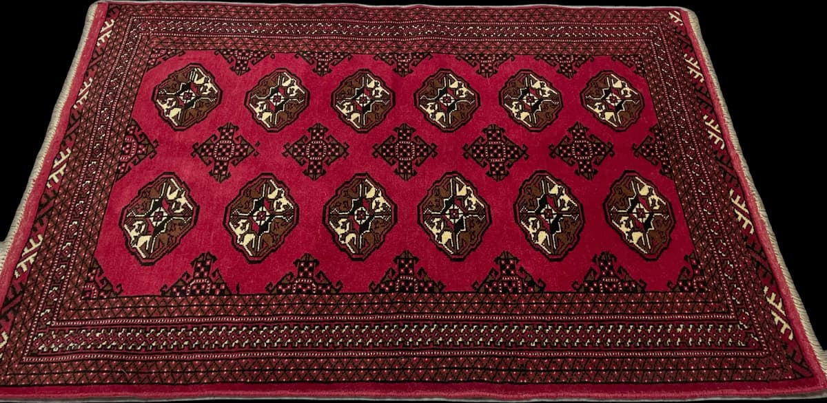 Perserteppich Turkmene, orientalisch, 104x150 cm, überwiegend in Rot — Perspektive