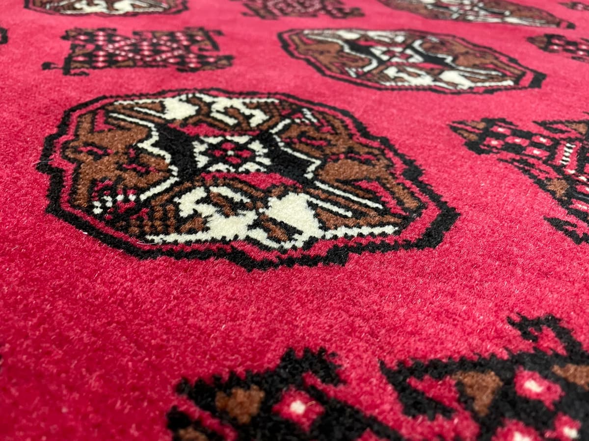 Perserteppich Turkmene, orientalisch, 104x150 cm, überwiegend in Rot — Nahaufnahme der Textur
