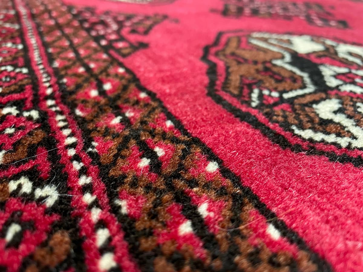Perserteppich Turkmene, orientalisch, 104x150 cm, überwiegend in Rot — Nahaufnahme der Textur
