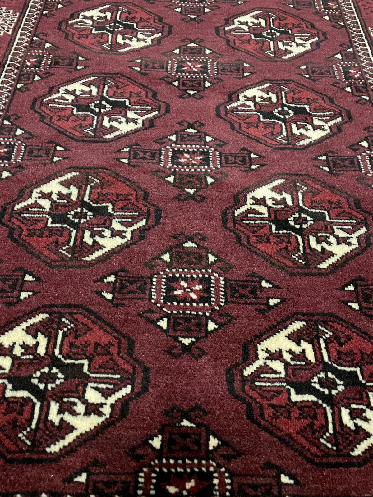 Perserteppich Turkmene, orientalisch, 100x146 cm, überwiegend in Braun — Nahaufnahme der Textur