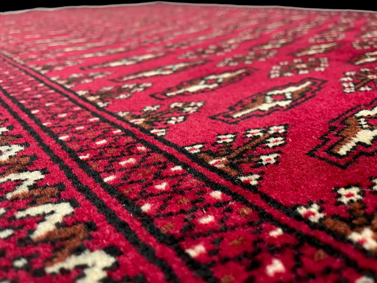 Perserteppich Turkmene, orientalisch, 101x148 cm, überwiegend in Rot — Nahaufnahme der Textur