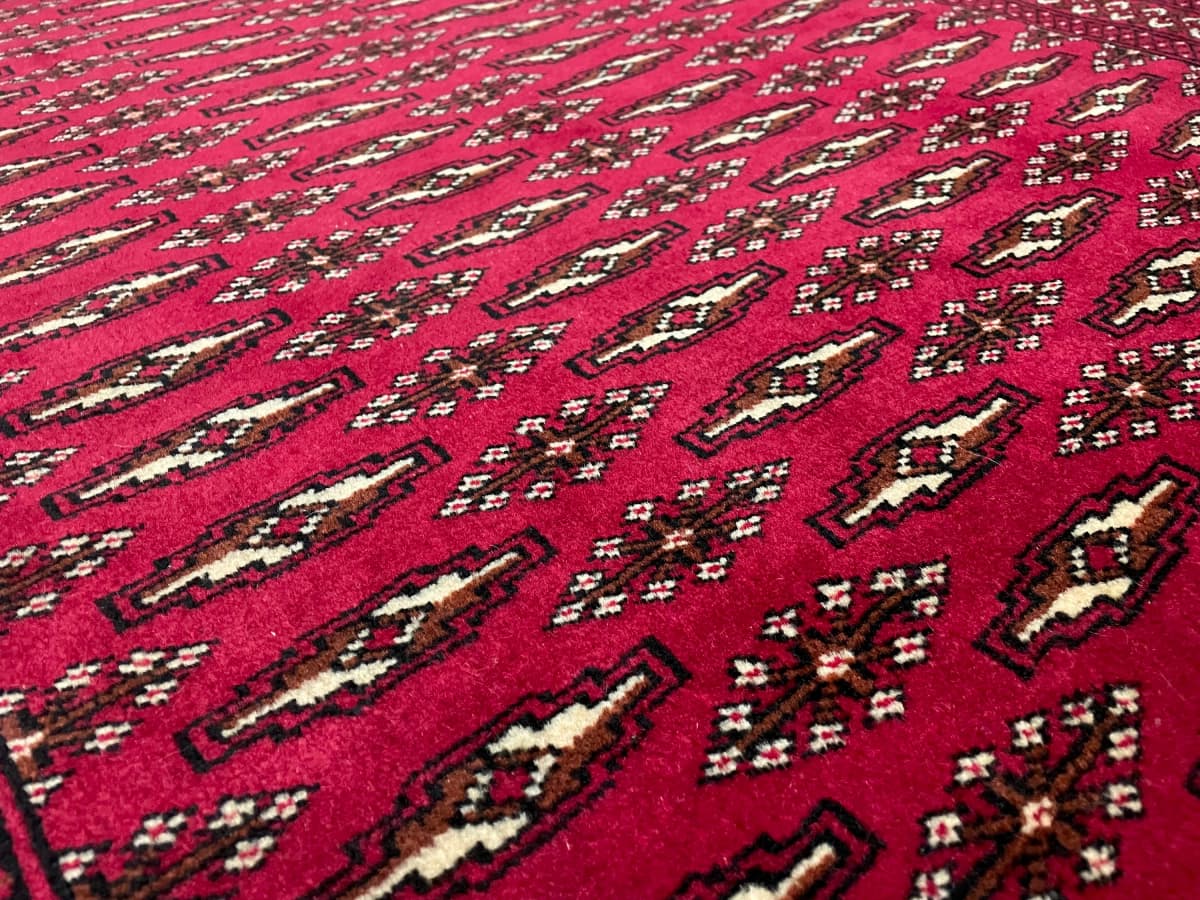 Perserteppich Turkmene, orientalisch, 101x148 cm, überwiegend in Rot — Nahaufnahme der Textur