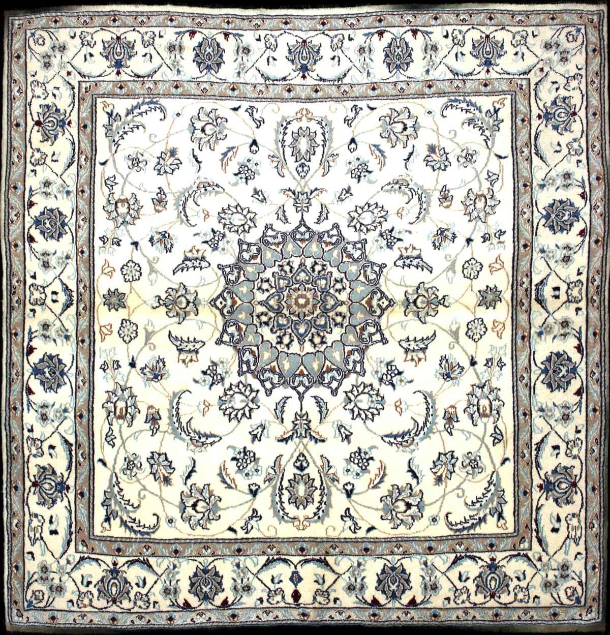 alfombra persa de estilo Nain en dimensiones 205 centímetros de largo por 200 centímetros de ancho con colores principalmente beige
