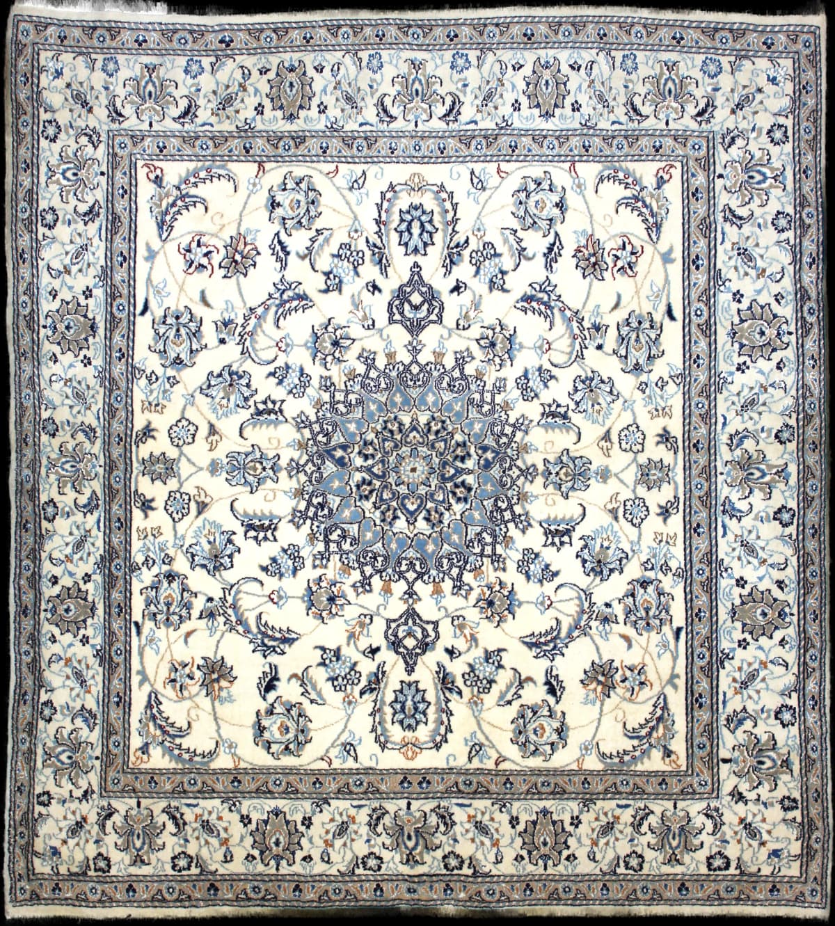 alfombra persa de estilo Nain en dimensiones 212 centímetros de largo por 194 centímetros de ancho con colores principalmente beige y azul