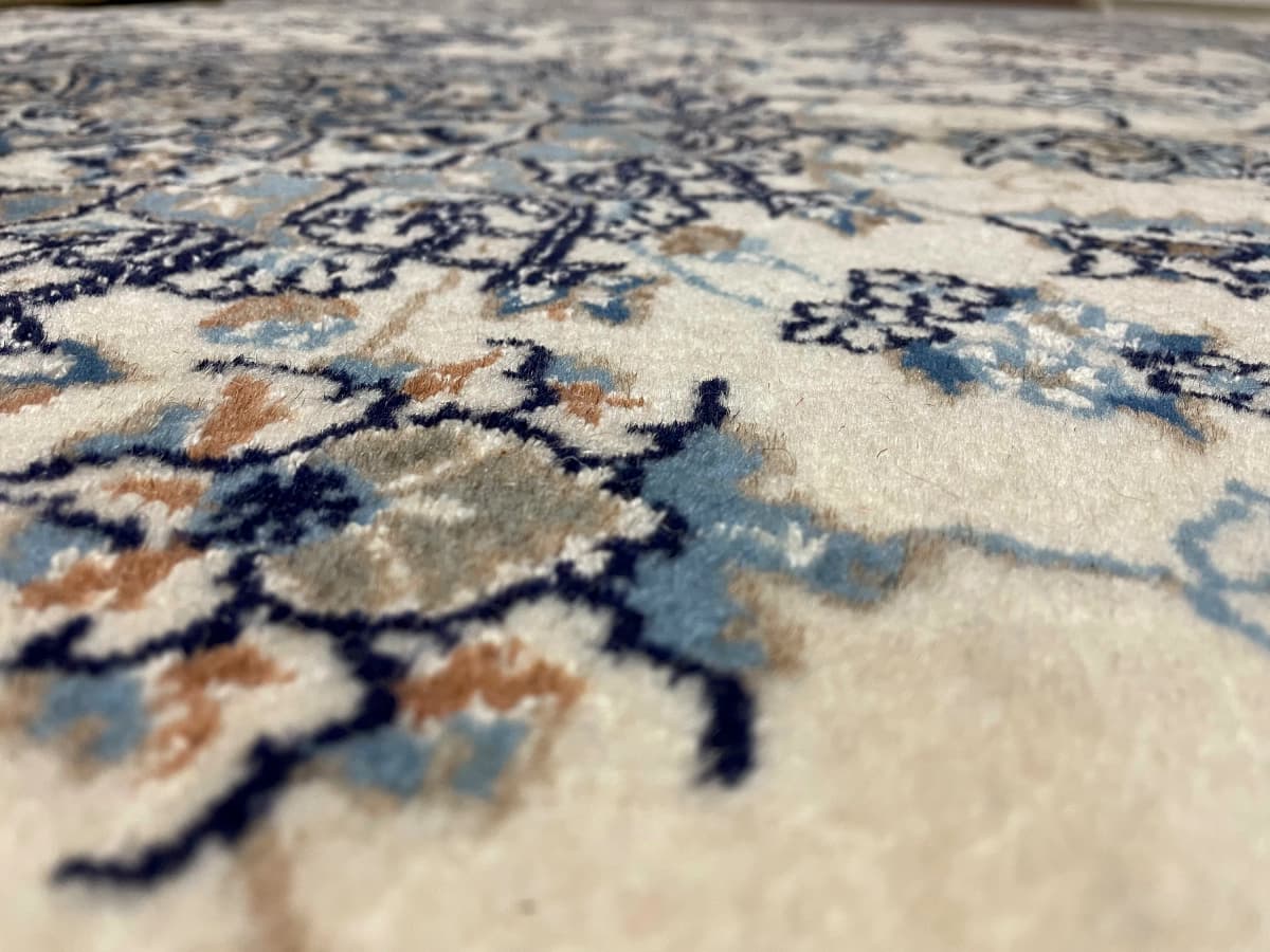 Perserteppich Nain, orientalisch, 194x212 cm, überwiegend in Blau und Weiß — Nahaufnahme der Textur