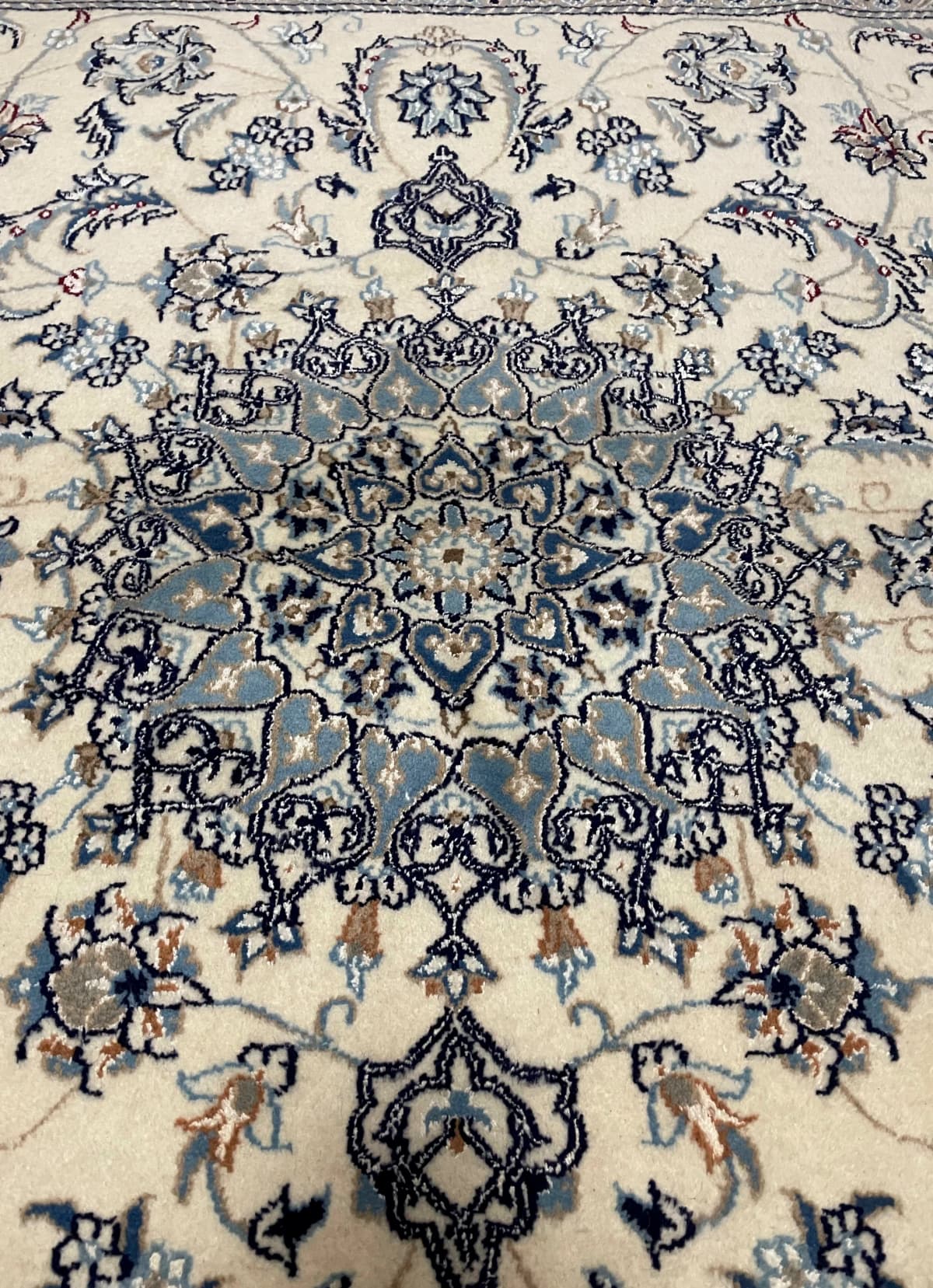 Perserteppich Nain, orientalisch, 194x212 cm, überwiegend in Blau und Weiß — Nahaufnahme der Textur