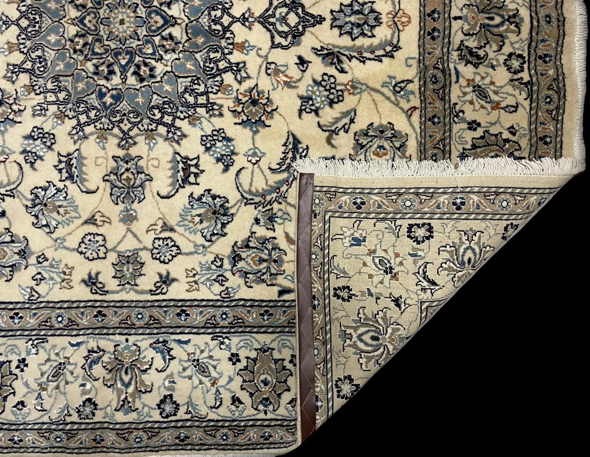 Perserteppich Nain, orientalisch, 194x212 cm, überwiegend in Blau und Weiß — Gefaltet